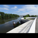 Der Main mit einer “Wendelrampe” für Fahrräder und Fußgänger über einen Abzweig